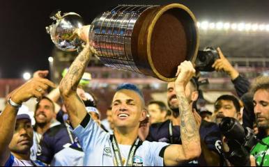 Corinthians acerta com gremista Luan e deve assinar acordo nos próximos dias