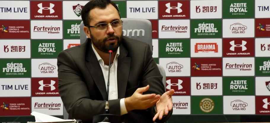 Presidente do Flu revela desejo, mas confessa não ter dinheiro para ex-seleção