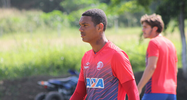 Pernambucano: Santa Cruz encaminha acerto com ex-zagueiro do Náutico