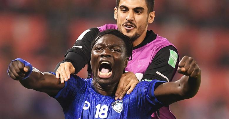 Gomis marcou o gol e comemorou junto a Jorge Jesus