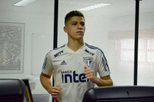 Vitor Bueno festeja permanência no São Paulo: 'Me sinto em casa'