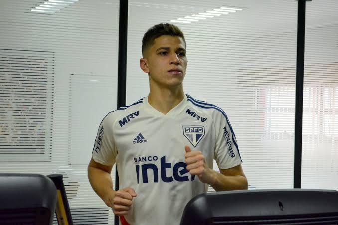 Vitor Bueno festeja permanência no São Paulo: ‘Me sinto em casa’