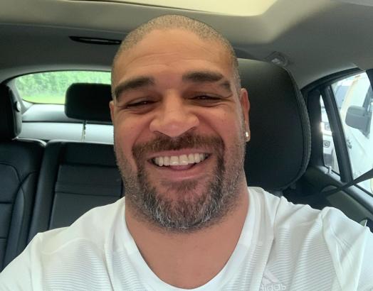 Ex-atacante da seleção brasileira arrasa na web ao cantar em italiano