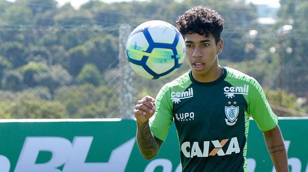 Vasco negocia com meia do América-MG, indicado pelo ex-técnico Luxemburgo