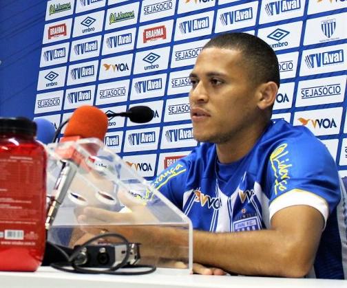 Avaí anuncia saída de meia artilheiro, alvo da Ponte Preta