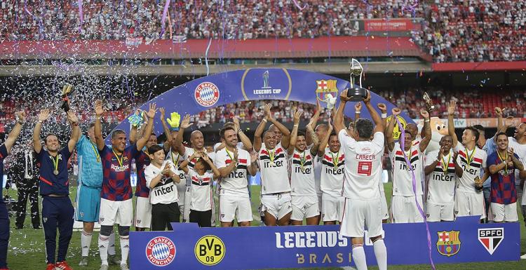 LEGENDS CUP: Ao som de ‘volta, Muricy’, São Paulo conquista título sobre o Barcelona