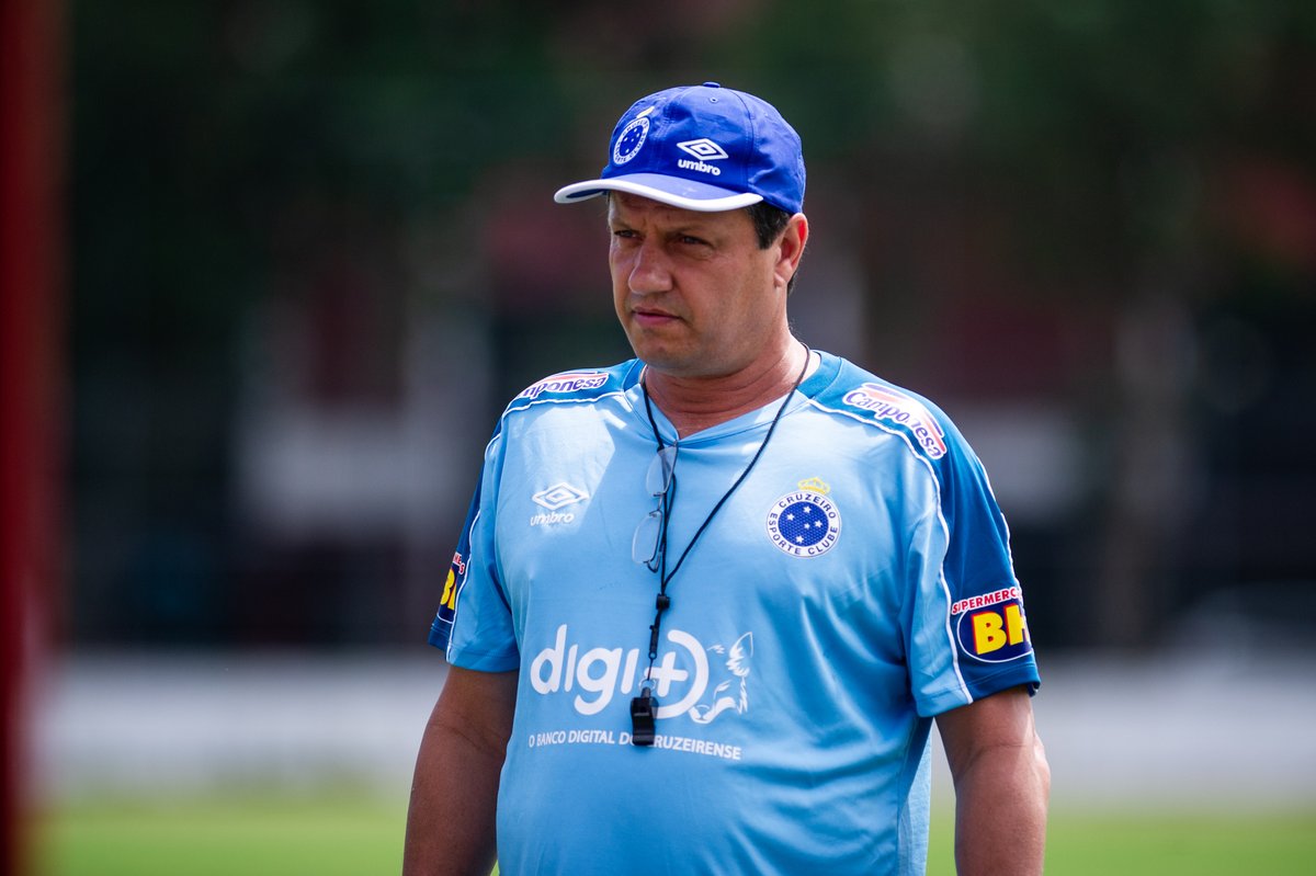 Cruzeiro acerta a renovação de contrato com o técnico Adilson Batista por um ano