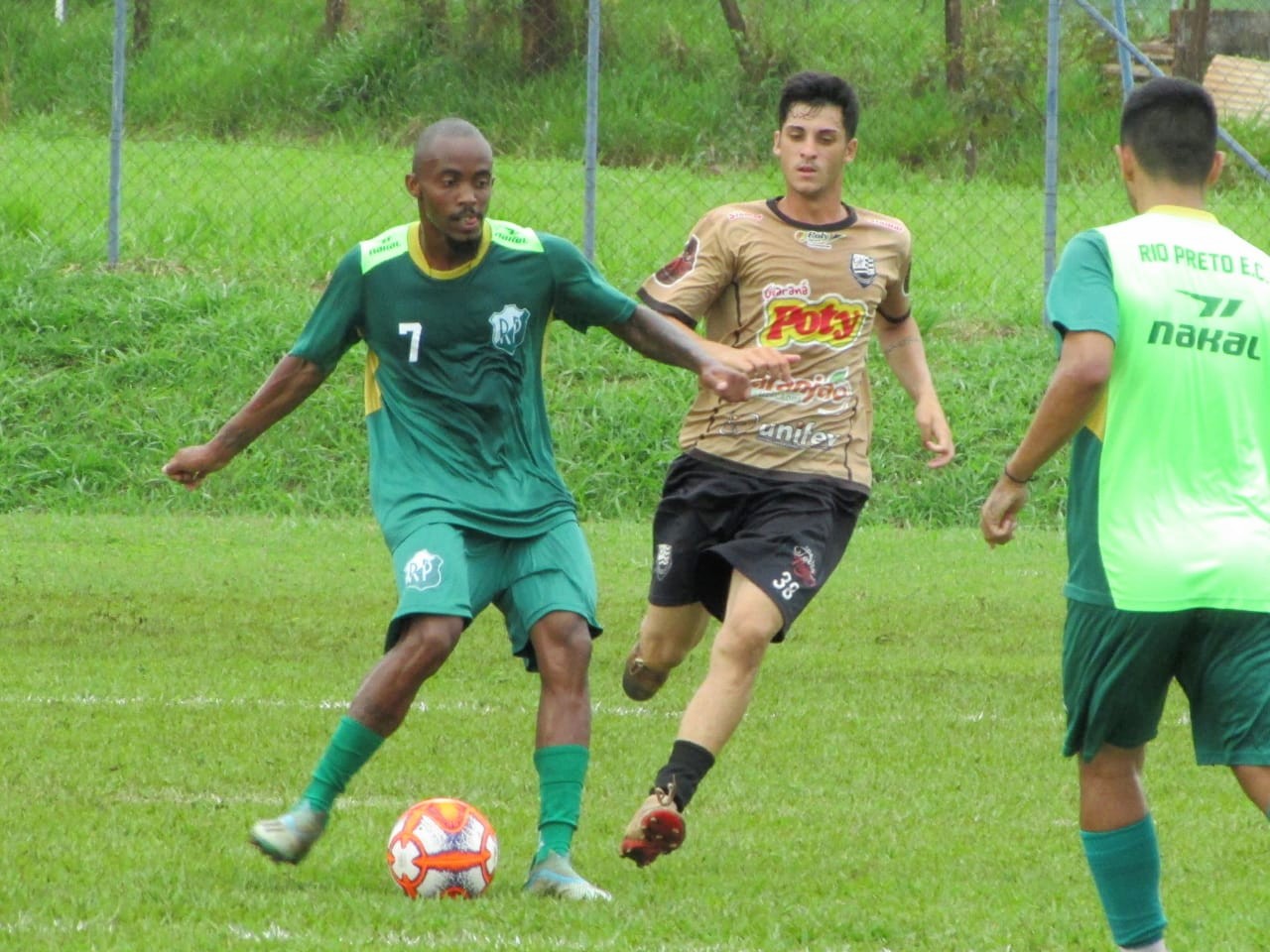Paulista A3: Jovem meio-campista prevê briga boa pela titularidade no Rio Preto