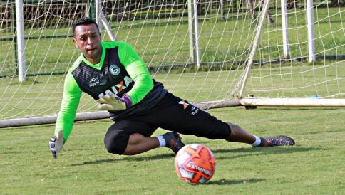Goiano: Goleiro retorna de empréstimo ao Goiás, mas clube não deve aproveitá-lo