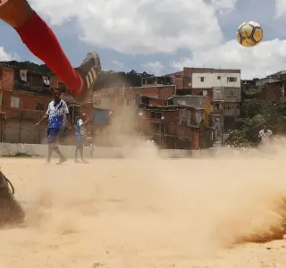 Do terrão ao society, campos de várzea em São Paulo sofrem transformação