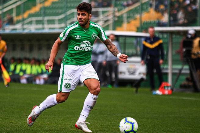 Chape fica perto de ex-atacante do Brasil-RS e encaminha saída de trio da Série A