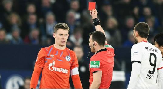 Alemão: Goleiro do Schalke é suspenso por 4 jogos e multado por entrada brutal