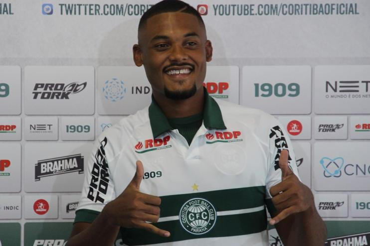 Coritiba entra em contato com Santos para manter empréstimo de zagueiro