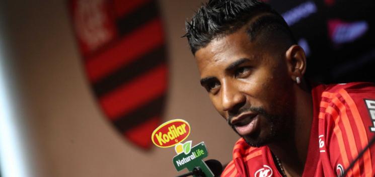 Internacional se aproxima de jogador do Flamengo e torcida rubro-negra comemora na web