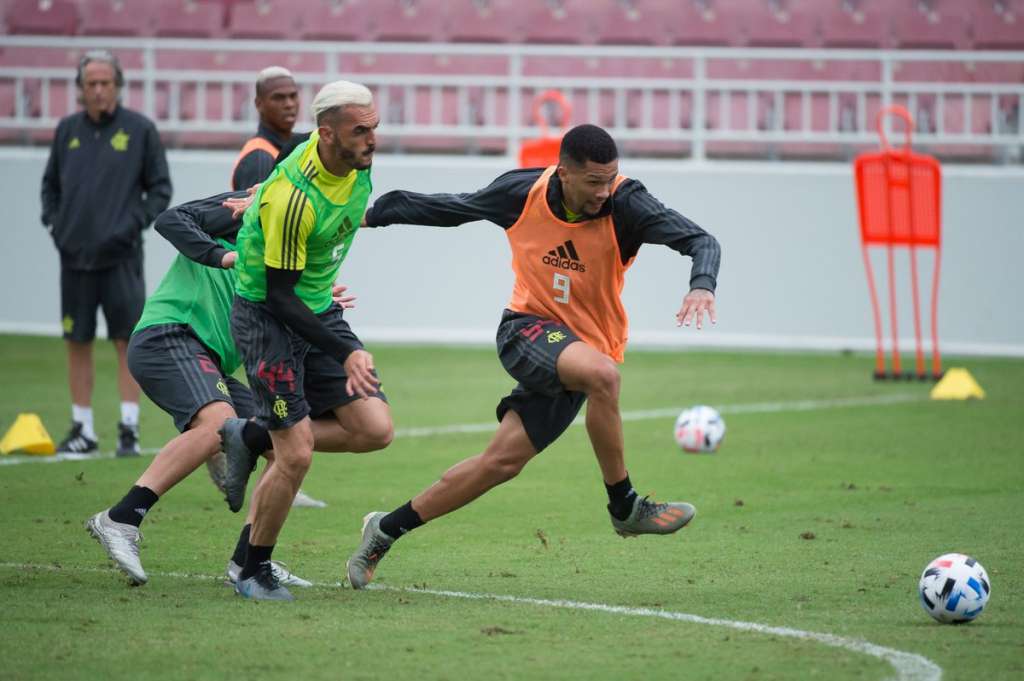 Titulares do Flamengo realizam trabalho regenerativo e passeiam por Doha