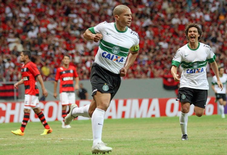 Ídolo descarta assumir Coritiba, que renova com dupla da Série B