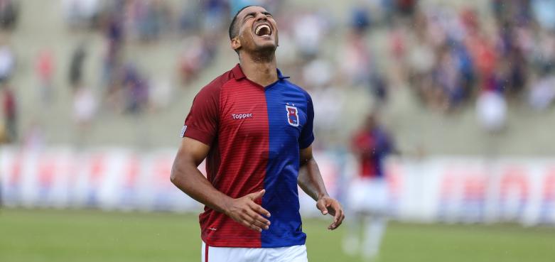 Atacante entra na justiça contra clube da Série B e pede R$ 350 mil