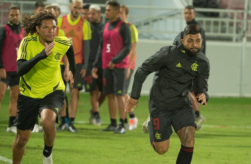 Em treino do Flamengo, Jesus orienta Willian Arão e conversa com Gabriel