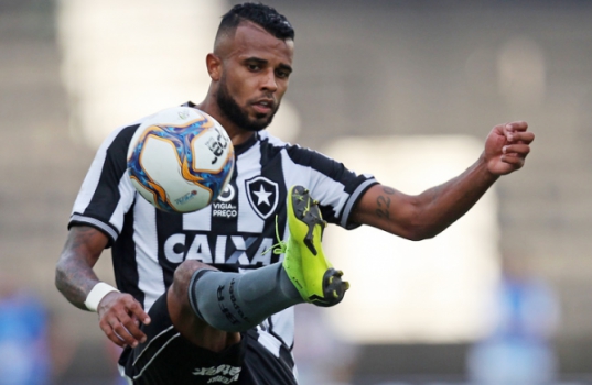 Bahia e Vasco monitoram artilheiro do Botafogo na temporada