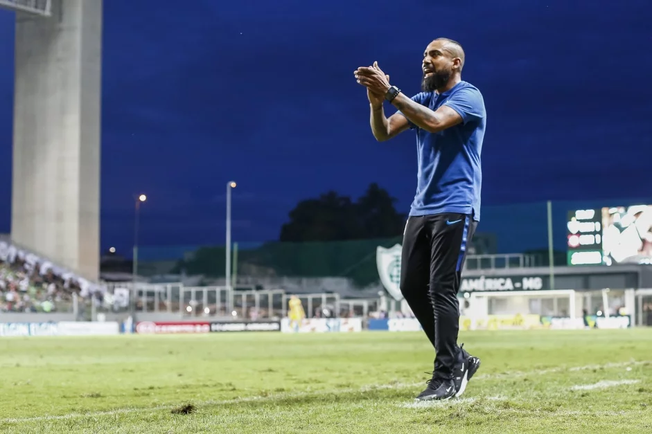 Coelho diz que Tiago Nunes encontrará Corinthians mais equilibrado mentalmente