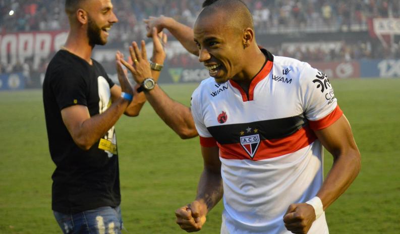 Lateral do Athletico-PR confirma permanência no xará goiano para 2020