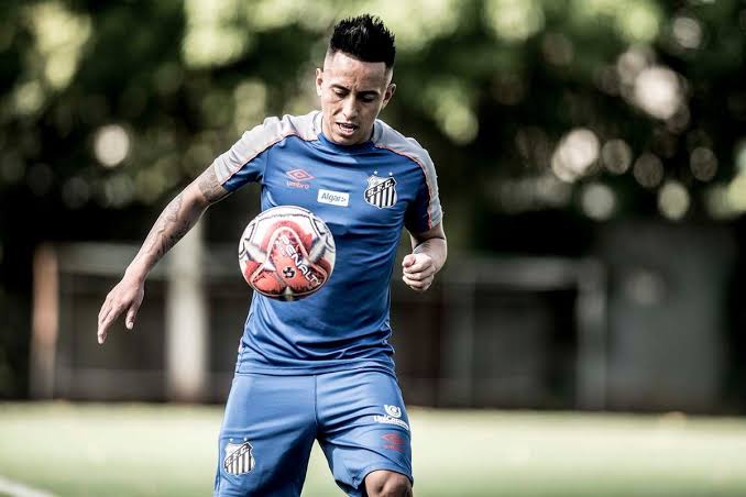 Encostado no Santos, meia gera polêmica em jogo festivo