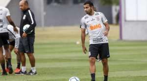 Dirigente da LDU diz que alto salário de meia dificulta acerto com o Corinthians