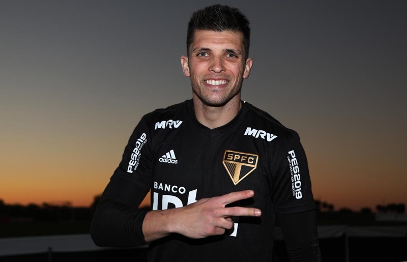 Tiago Volpi celebra permanência no São Paulo: ‘Meu melhor presente de Natal’