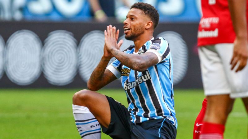 Procurando centroavante, Coritiba prepara proposta por André, do Grêmio