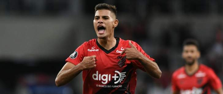 Clube português estaria a disposto a pagar R$ 90 milhões por volante do Athletico-PR