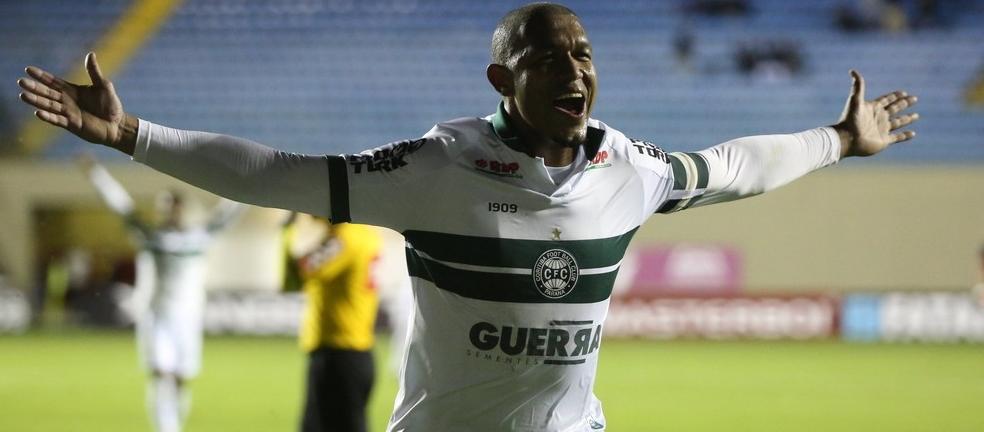 Após fechar com Pimpão, CSA quer atacante que subiu para o Brasileirão