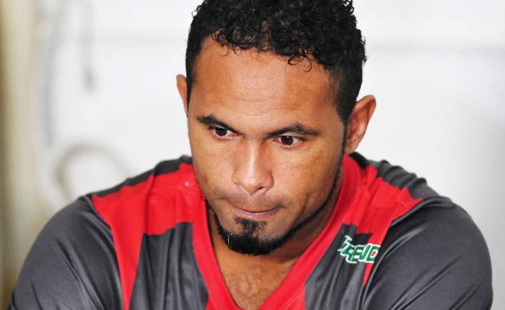 Goleiro condenado é ‘tietado’ por torcedores do Flamengo em loja do clube