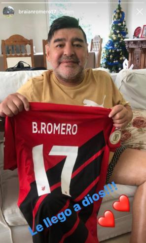 Maradona posa com camisa de clube do Brasileirão. Veja a foto aqui!