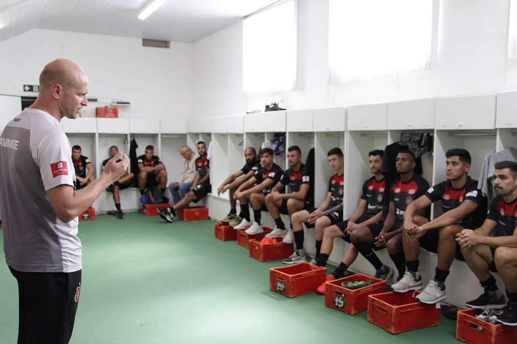 Técnico Gustavo Papa conversando com jogadores. (Foto: Carlos Insaurriaga)