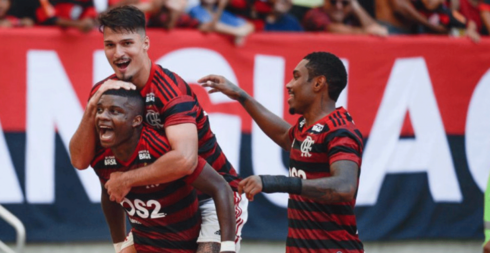 Zagueiro do Flamengo chama companheiro de ‘macaco’ em vídeo ao vivo