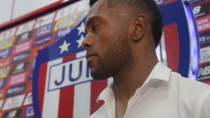 Após deixar o Palmeiras, Borja posa com camisa do Barranquilla