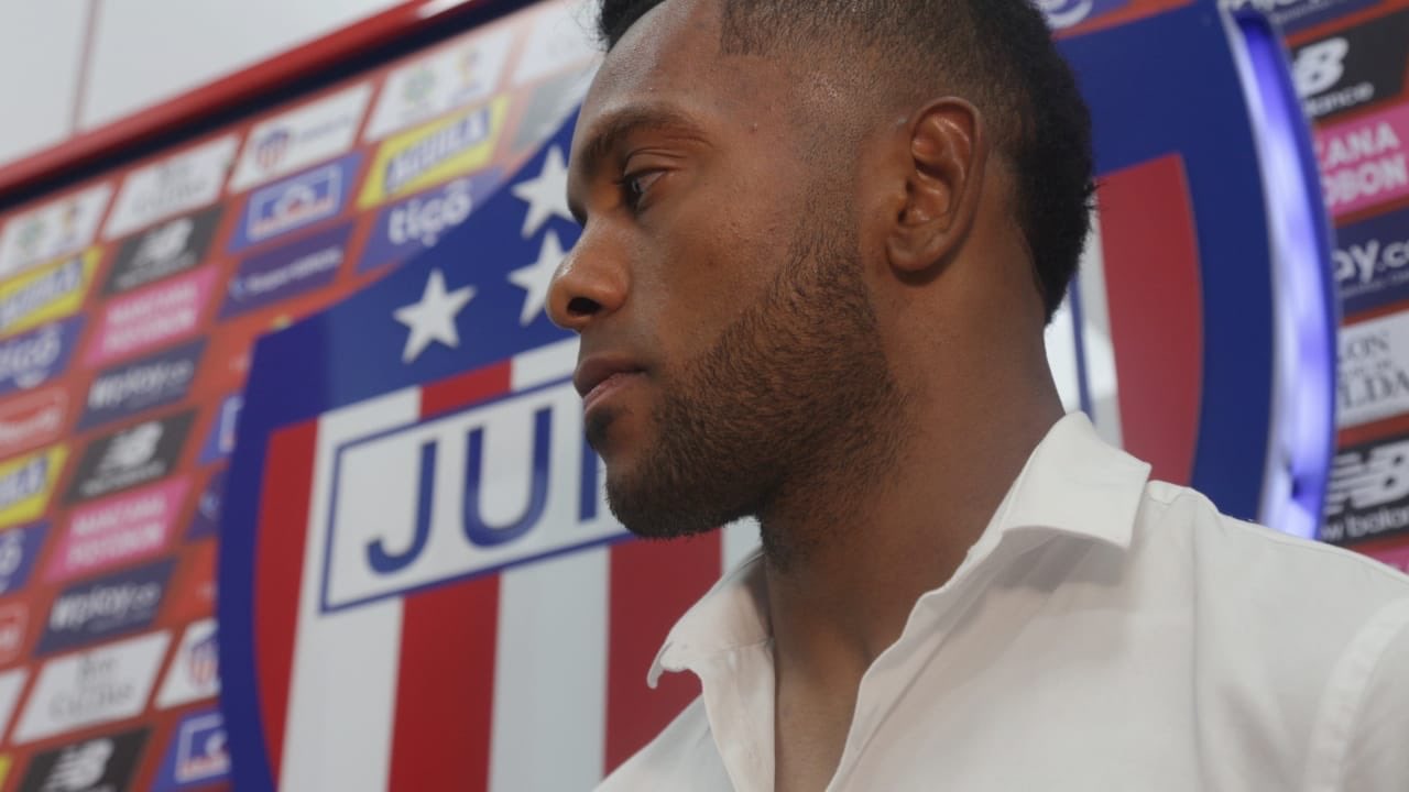 Após deixar o Palmeiras, Borja posa com camisa do Barranquilla