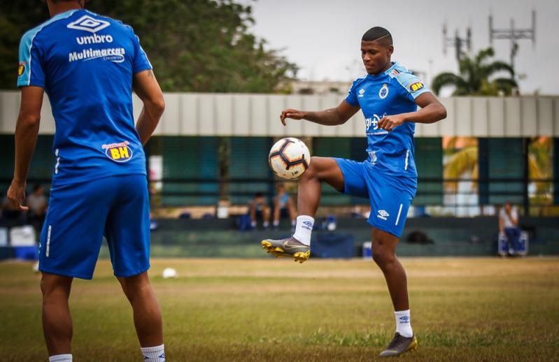 Cruzeiro compra parte dos direitos de gringo e mira dirigente de rival do Brasileirão