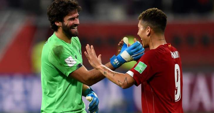 Alisson e Roberto Firmino, a dupla de brasileiros que conquistou o Mundial de Clubes; machucado, Fabinho ficou de fora - Foto: Divulgação 