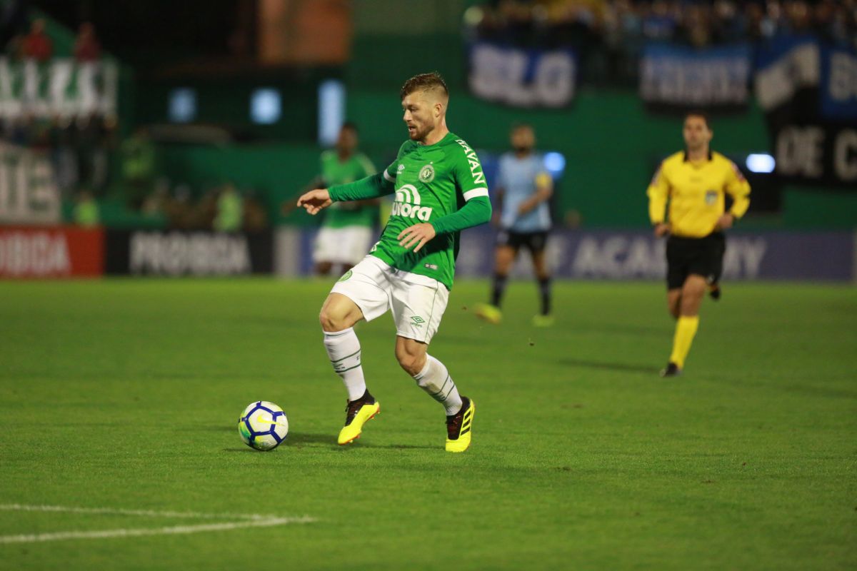 Catarinense: Após sofrer com lesões em 2019, meia reduz salário para seguir na Chape