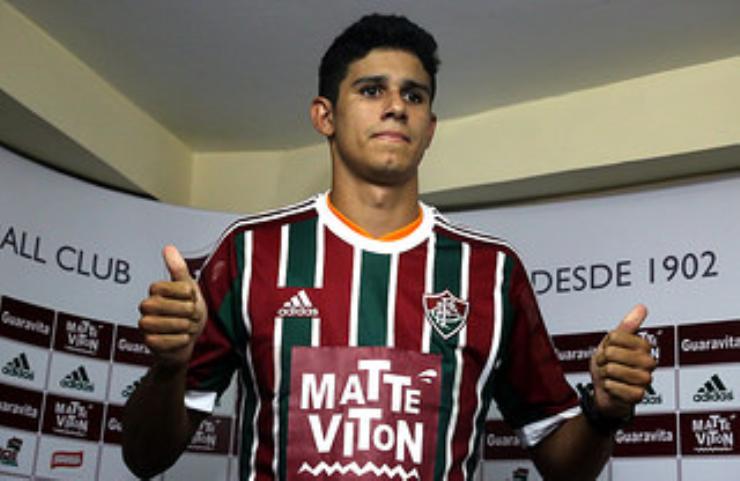 Figueirense anuncia ex-zagueiro do Flu, ex-meia da Ponte e ex-atacante do Inter