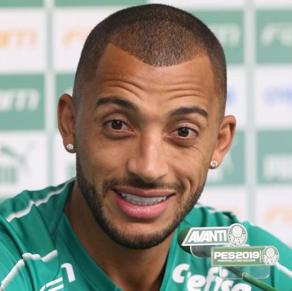 Zagueiro antecipa fim das férias e volta ao Palmeiras para acelerar recuperação