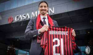 Italiano: Atacante é apresentado no Milan e já prevê duelos com Cristiano Ronaldo