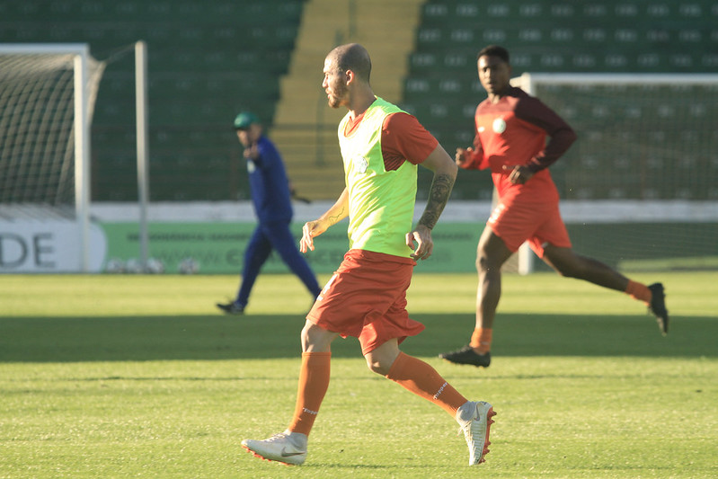 Paulistão: Oferta do exterior afasta Guarani de renovação com zagueiro do Vasco