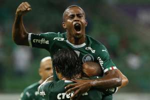 Palmeiras mantém conversas com dois clubes para emprestar Carlos Eduardo