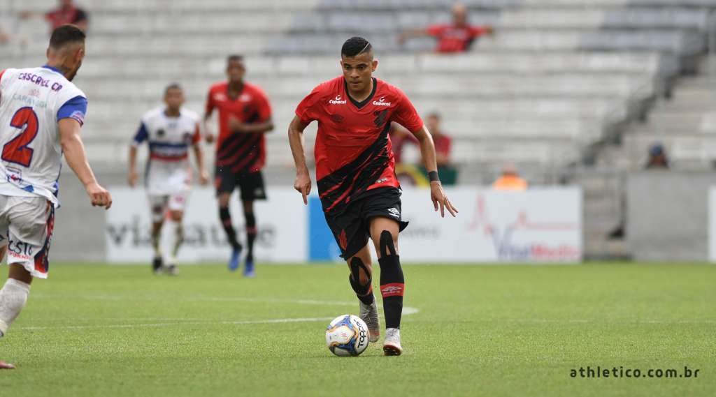 Bruno Rodrigues vai defender a Ponte Preta na temporada 2020 (Foto: Site Oficial Athletico-PR)