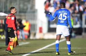 ITALIANO: Em mais um jogo marcado por discriminação contra Balotelli, Lazio bate Brescia