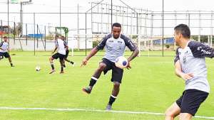 Ponte Preta anuncia oficialmente zagueiro Cléber Reis