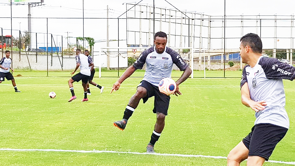 Ponte Preta anuncia oficialmente zagueiro Cléber Reis