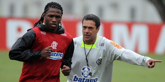 Diego Maurício, atacante revelado pelo Flamengo, é anunciado por clube nordestino